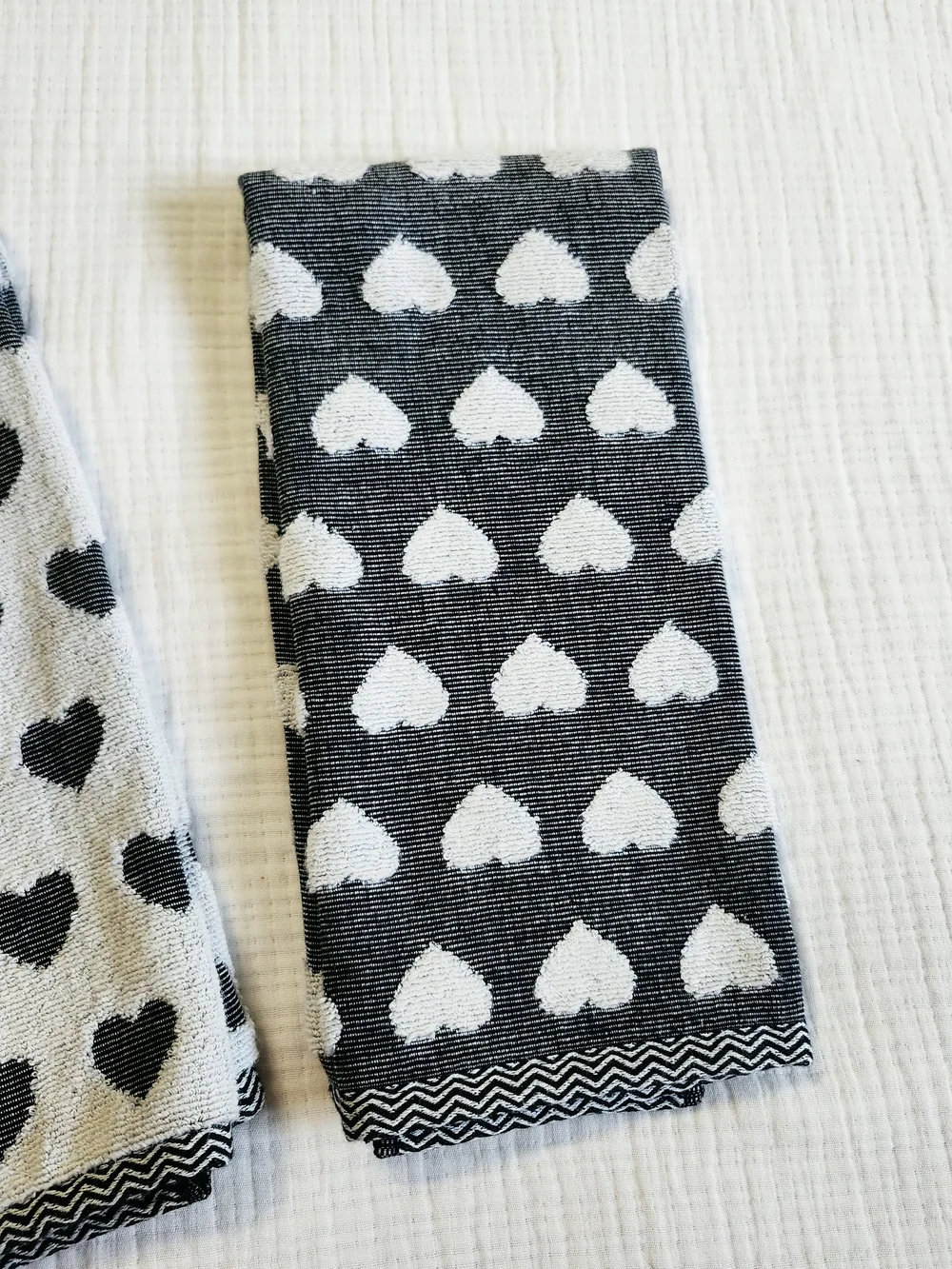 Isaac Mizrahi Black and White Heart Kitchen Towels
